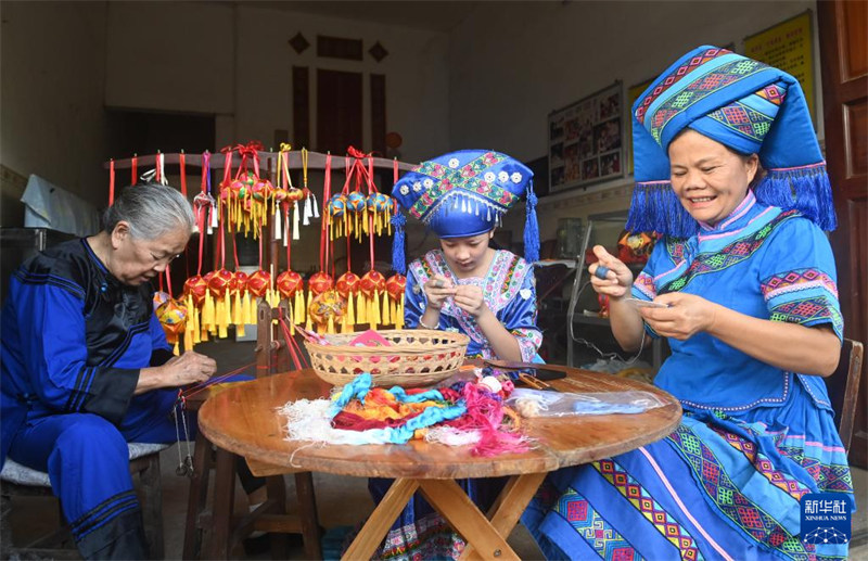 Wakazi wakitengeneza mpira wa hariri katika Mtaa wa Jiuzhou, Kijiji cha Xinjing, Mji wa Jingxi, Mkoa unaojiendesha wa Kabila la Wazhuang wa Guangxi, Agosti 27. (Xinhua/Lu Boan)