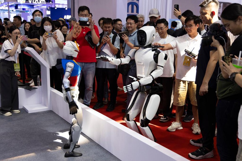 Roboti zikisalimiana kwenye Mkutano wa Dunia wa Roboti 2024 mjini Beijing, China, Agosti 21, 2024. (Xinhua/Jin Liwang)