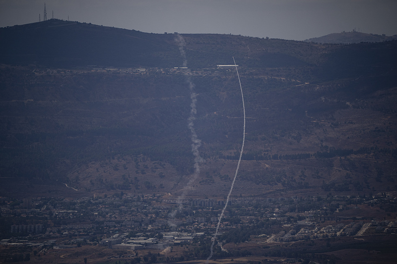 Mfumo wa Israel wa kuzuia makombora ukizuia roketi zilizorushwa kutoka Lebanon, karibu na Kiryat Shmona, kaskazini mwa Israel, Septemba 18, 2024. (Picha kutoka CFP.CN))