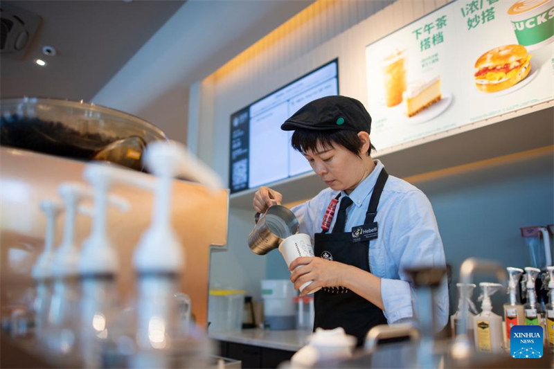 Chen Yuanyuan akiandaa kahawa kwenye Mkahawa wa lugha ya ishara wa Starbucks mjini Wuhan, Mkoa wa Hubei, katikati mwa China, Septemba 22, 2024.  (Xinhua/Wu Zhizun)