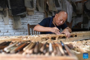 Habari picha: Mrithi wa sanaa ya uchongaji vinyago vya magogo ya Wuyuan Mashariki mwa China