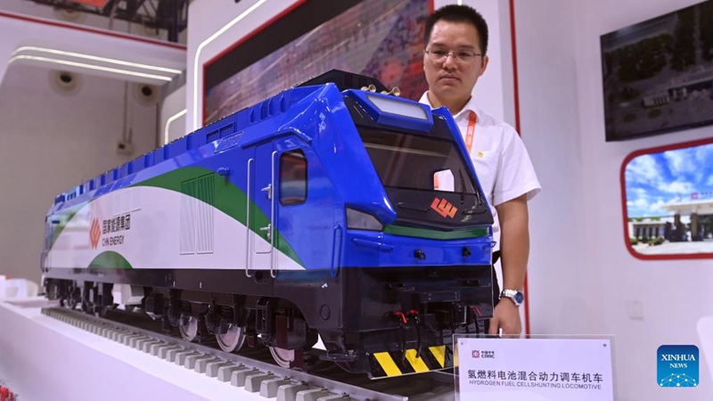 Modeli ya injini ya treni ya kutumia nishati mseto ya mafuta na hidrojeni ikionyeshwa kwenye Maonyesho ya 21 ya China na Nchi za Jumuiya ya Asia Kusini Mashariki (ASEAN) mjini Nanning, Mkoa unaojiendesha wa Kabila la Wazhuang wa Guangxi, kusini mwa China, Septemba 26, 2024. (Xinhua/Zhang Ailin)