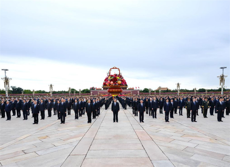 Rais wa China Xi Jinping na viongozi wengine wa Chama na serikali wakiwemo Li Qiang, Zhao Leji, Wang Huning, Cai Qi, Ding Xuexiang, Li Xi na Han Zheng wakihudhuria hafla ya kutoa vikapu vya maua kwa mashujaa waliofariki dunia iliyofanyika uwanja wa Tian'anmen mjini Beijing, mji mkuu wa China, Septemba 30, 2024. (Xinhua/Xie Huanchi)