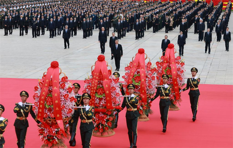 Rais wa China Xi Jinping na viongozi wengine wa Chama na serikali wakiwemo Li Qiang, Zhao Leji, Wang Huning, Cai Qi, Ding Xuexiang, Li Xi na Han Zheng wakihudhuria hafla ya kutoa vikapu vya maua kwa mashujaa waliofariki dunia iliyofanyika uwanja wa Tian'anmen mjini Beijing, mji mkuu wa China, Septemba 30, 2024. (Xinhua/Xie Huanchi)