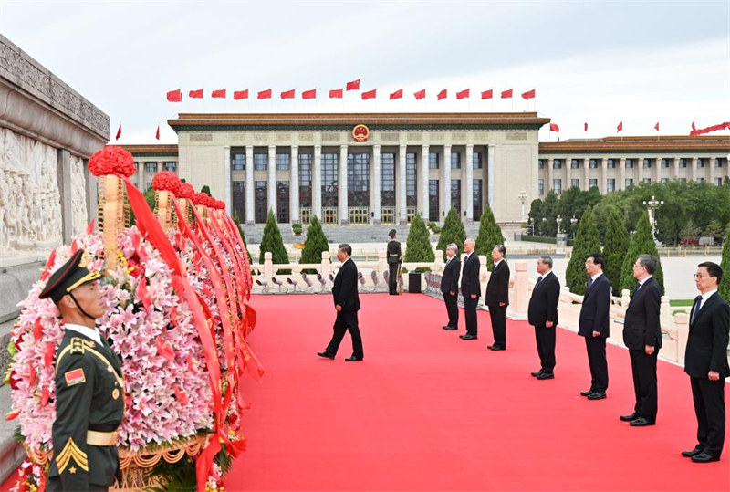 Rais wa China Xi Jinping na viongozi wengine wa Chama na serikali wakiwemo Li Qiang, Zhao Leji, Wang Huning, Cai Qi, Ding Xuexiang, Li Xi na Han Zheng wakihudhuria hafla ya kutoa vikapu vya maua kwa mashujaa waliofariki dunia iliyofanyika uwanja wa Tian'anmen mjini Beijing, mji mkuu wa China, Septemba 30, 2024. (Xinhua/Xie Huanchi)