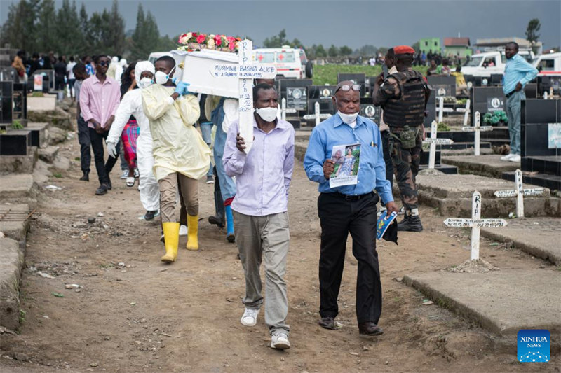 Watu wakihudhuria mazishi ya watu waliokufamaji kwenye ajali ya hivi karibuni ya feri mjini Goma, mji mkuu wa Jimbo la Kivu Kaskazini, Mashariki mwa Jamhuri ya Kidemokrasia ya Kongo (DRC), Oktoba 10, 2024. (Picha na Zanem Nety Zaidi/Xinhua)