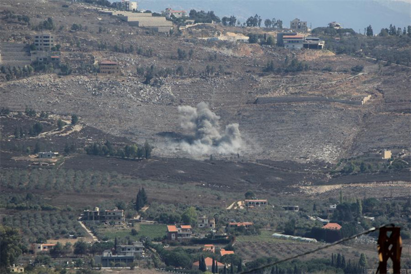 Picha hii iliyopigwa Oktoba 7, 2024 ikionyesha moshi uliosababishwa na mashambulizi ya anga ya Israel huko Khiam, Lebanon. (Picha na Taher Abu Hamdan/Xinhua)